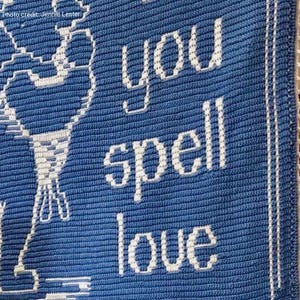 Patroon met gehaakte mozaïekletters: verhalenboekalfabet, aangepaste tekst maken