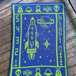 Schema all&#39;uncinetto a mosaico: tema spaziale Blast Off con razzo