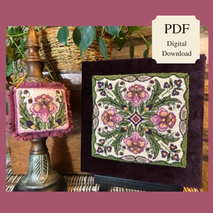 Puede incluir: Un patrón de punto de aguja digital descargable en formato PDF que presenta un motivo floral con flores rosas y verdes sobre un fondo blanco. El patrón se muestra en una pieza de punto de aguja terminada y una pieza de punto de aguja más pequeña.