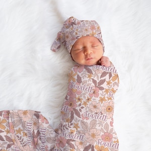 Personalisierte Swaddle Mütze Set, Boho Baby Swaddle Decke für Neugeborene Krankenhaus Ankündigung Outfit, einzigartige Babypartygeschenk Neugeborenen Bogen