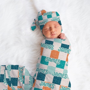 Personalisierte Baby Boy Swaddle Decke Hut Set, kariertes Swaddle, blaues Krankenhaus enthüllen Outfit Baby Junge Babypartygeschenk, empfangende Decke
