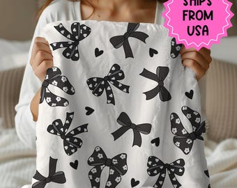 Personalized coquette black bow Blanket, coquette room decor, preppy stuff room decor, trendy bow baby blanket, bow decor