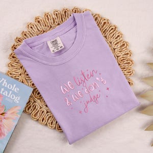 Camiseta bordada con frase de afirmación positiva y color cómodo. Escuchamos y no juzgamos. Linda camiseta rosa bordada de moda e inspiradora.