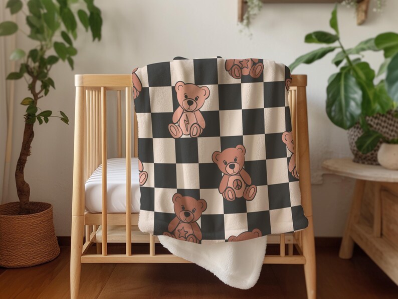 Pu&ograve; includere: Una copertina per neonati a scacchi bianchi e neri con un motivo di orsacchiotto di peluche marrone. La copertina &egrave; morbida e coccolona, perfetta per una cameretta o una sala giochi.