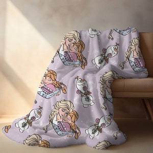 Pu&ograve; includere: Una coperta in pile viola con un motivo ripetuto di due ragazze che si abbracciano e un pupazzo di neve che tiene una rosa. Le ragazze indossano abiti blu e rosa e hanno lunghi capelli biondi. Il pupazzo di neve &egrave; bianco con occhi neri e un naso di carota.