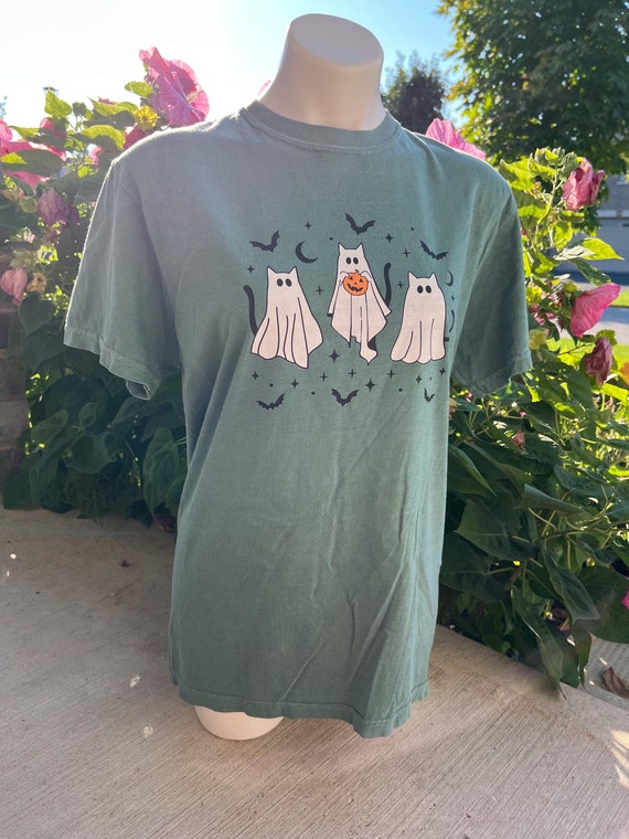 Ghost Cat T-Shirt halloween Spooky Cat Shirt, Cute Ghost Cat Graphic Tee, Halloween Aesthetic TShirt for cat lovers, Minimalist Ghost Shirt