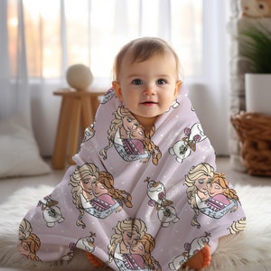 Pu&ograve; includere: Una morbida coperta per neonati rosa con un motivo ripetitivo di Elsa e Anna di Frozen che si abbracciano, e Olaf il pupazzo di neve che tiene una rosa.