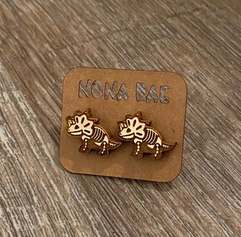 Boucles d'oreilles tricératops - Boucles d'oreilles dinosaure - Boucles d'oreilles en bois - Boucles d'oreilles fandom - Boucles d'oreilles geek - Boucles d'oreilles découpées au laser image 1