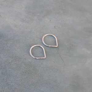 Argolas de ouro branco maciço 14k, argolas triangulares pequenas, argolas infinitas marteladas em ouro branco 14k, argolas em formato de lágrima de 20g, argolas pequenas em ouro branco