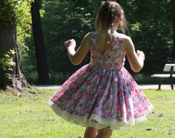 Rosa Wickel - Kleid, Drehkleid, mit Blumen und Rüsche in Größe 122