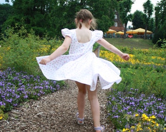 Weißes Sommerkleid mit Blümchen in Größe 122