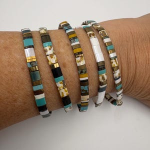 Turkoois/brons handgekralen Tila-kralenarmband met vergulde accenten. 7" lengte