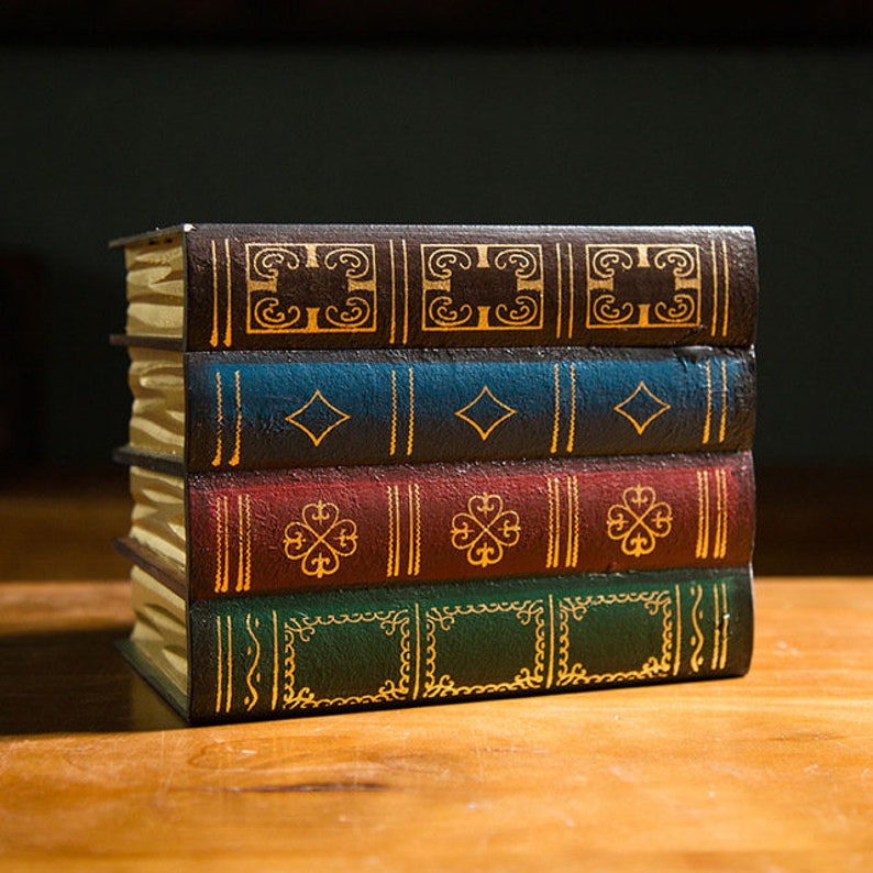 Муляж книг для интерьера. Имитация книг. Имитация книг. Ящик имитация книг. Ящики для книг декоративные.