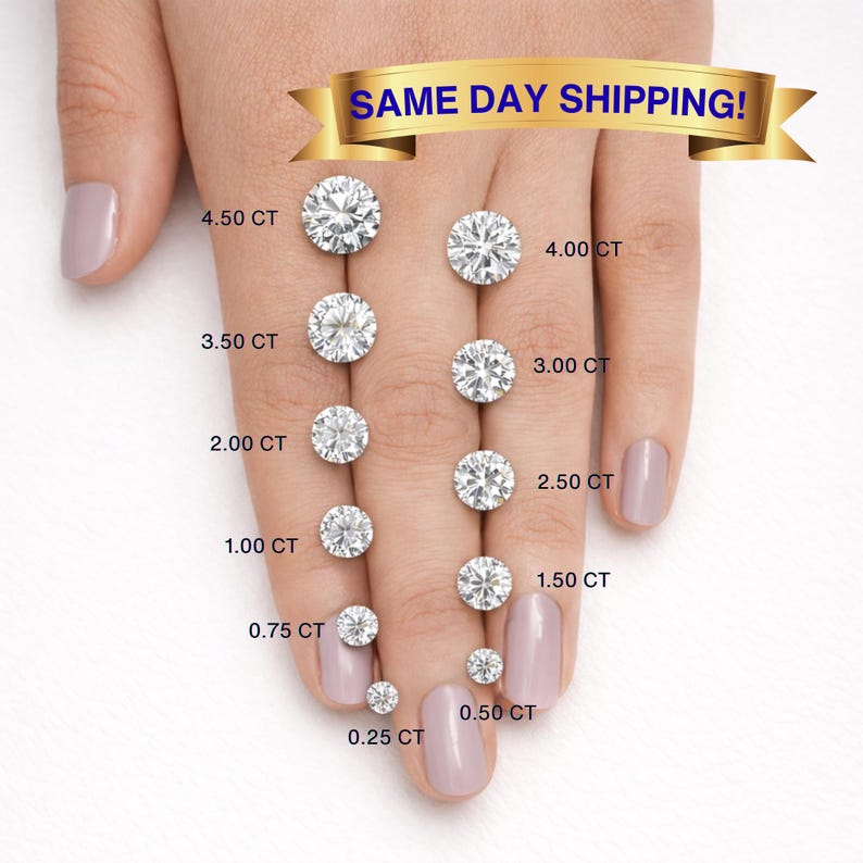 Pu&ograve; includere: Una mano mostra una variet&agrave; di pietre preziose di diamanti taglio rotondo, che vanno da 0,25 CT a 4,50 CT. I diamanti sono posti su uno sfondo chiaro, mostrando la loro brillantezza. Il testo "SAME DAY SHIPPING!" &egrave; visualizzato.