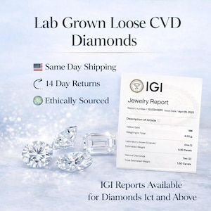 Pu&ograve; includere: Immagine con diamanti CVD sciolti coltivati in laboratorio, accompagnati da un rapporto IGI Jewelry. Il rapporto fornisce dettagli sulla descrizione dell'articolo, tra cui oro giallo, smeraldo e diamanti naturali. Il testo sull'immagine recita "Spedizione in giornata", "Resi entro 14 giorni" e "Provenienza etica".