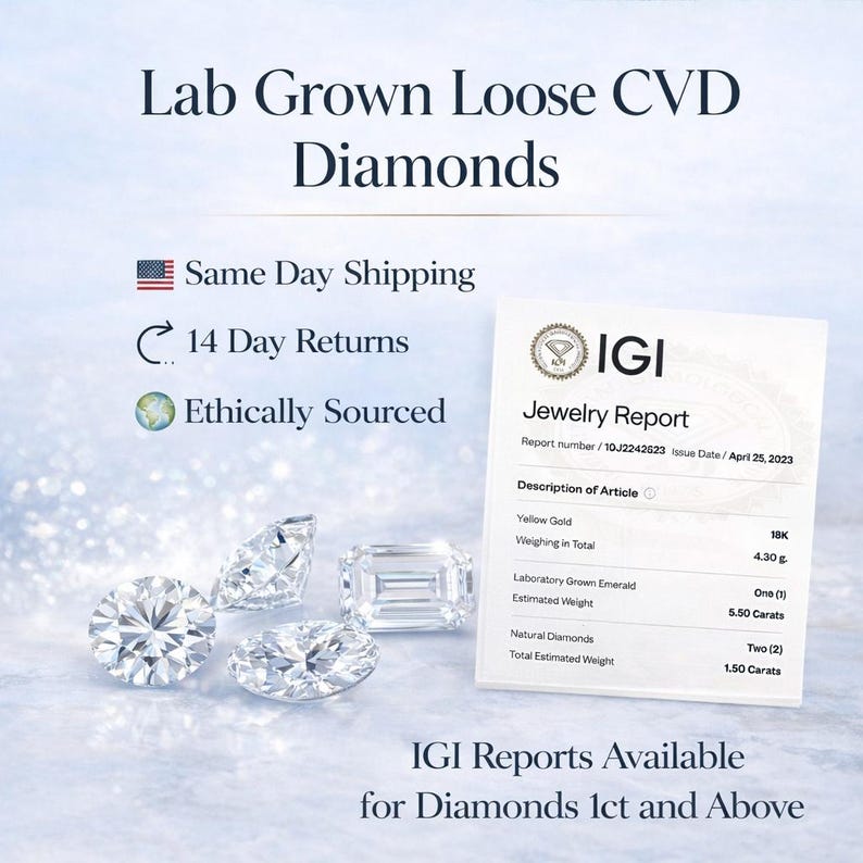 Pu&ograve; includere: Immagine con diamanti CVD sciolti coltivati in laboratorio, accompagnati da un rapporto IGI Jewelry. Il rapporto fornisce dettagli sulla descrizione dell'articolo, tra cui oro giallo, smeraldo e diamanti naturali. Il testo sull'immagine recita "Spedizione in giornata", "Resi entro 14 giorni" e "Provenienza etica".