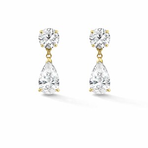 Pendientes colgantes de oro de 14 quilates con diamantes sintéticos redondos y en forma de pera. imagen 2