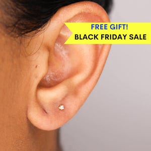 Aretes pequeños de diamantes en oro de 14 k, delicados aretes de oro, delicados aretes de diamantes, aretes sencillos, aretes de segundo agujero, aretes de cartílago, regalo para esposa