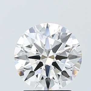 Pu&ograve; includere: Un diamante rotondo a taglio brillante con numerose sfaccettature, che riflettono la luce. Il diamante &egrave; trasparente e incolore, con un alto grado di brillantezza. L'immagine &egrave; un primo piano, che mostra i dettagli della gemma.