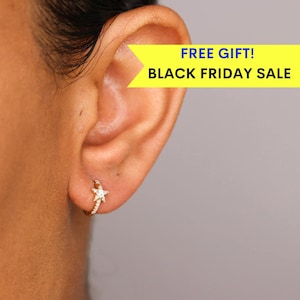 Brincos de argola Huggie de diamante 14k, brincos de estrela de diamante, joias celestiais, brincos de argola de ouro maciço, brincos de argola de diamante, presente de Natal