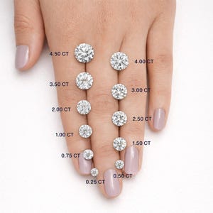 Pu&ograve; includere: Una mano mostra una variet&agrave; di diamanti taglio rotondo, che vanno da 0,25 CT a 4,50 CT. Ogni diamante &egrave; etichettato con il suo peso in carati, mostrando le diverse dimensioni disponibili. I diamanti brillano sulla pelle.