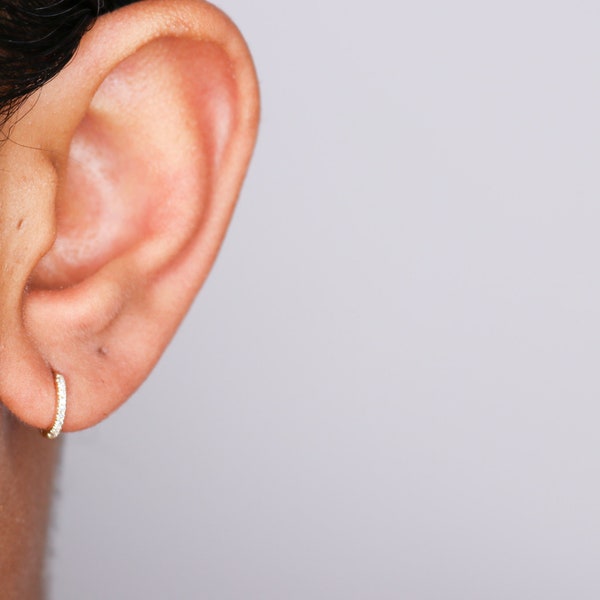 14k Diamond Huggie Hoop Earrings, Solid Gold Hoop Earrings, kleine diamanten hoepel oorbellen, 14k Gold Hoops, 2e gat - (2-A5-A7)