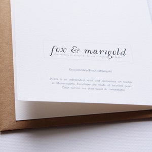 Pode incluir: Um cart&atilde;o branco com o texto "fox & marigold" em escrita cursiva preta. O texto "Illustrations & design by Krista Langley Horner" est&aacute; em texto preto menor abaixo. O texto "Etsy.com/shop/FoxAndMarigold" est&aacute; em texto preto abaixo. O texto "Krista &eacute; uma artista independente e professora de arte do ensino fundamental em Massachusetts. Os envelopes s&atilde;o feitos de papel reciclado. As mangas transparentes s&atilde;o &agrave; base de plantas e compost&aacute;veis." est&aacute; em texto preto abaixo.