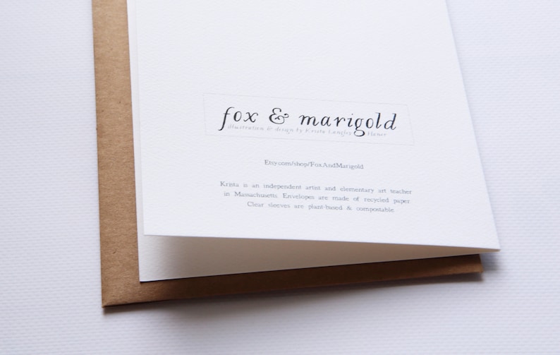 Pode incluir: Um cart&atilde;o branco com o texto "fox & marigold" em escrita cursiva preta. O texto "Illustrations & design by Krista Langley Horner" est&aacute; em texto preto menor abaixo. O texto "Etsy.com/shop/FoxAndMarigold" est&aacute; em texto preto abaixo. O texto "Krista &eacute; uma artista independente e professora de arte do ensino fundamental em Massachusetts. Os envelopes s&atilde;o feitos de papel reciclado. As mangas transparentes s&atilde;o &agrave; base de plantas e compost&aacute;veis." est&aacute; em texto preto abaixo.