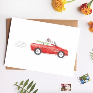 Hond op een Dagtocht, De Kaart van de Minnaar van de hond, Terriër in Rode Auto, Leuke Kaart voor Jonge geitjes, De Illustratie van kinderen, Gelukkige Reizenkaart, De Kaart van het Geluk