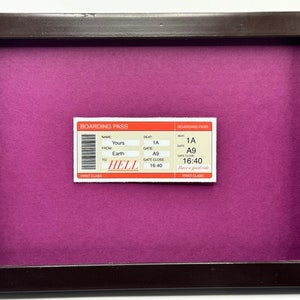 Może przedstawiać: Czerwono-biała karta pokładowa z nadrukowanymi słowami "BOARDING PASS" i "HELL". Karta jest dla miejsca 1A, bramki A9 i ma czas zamknięcia bramki o 16:40. Tekst "Have a good ride" jest nadrukowany na dole karty.