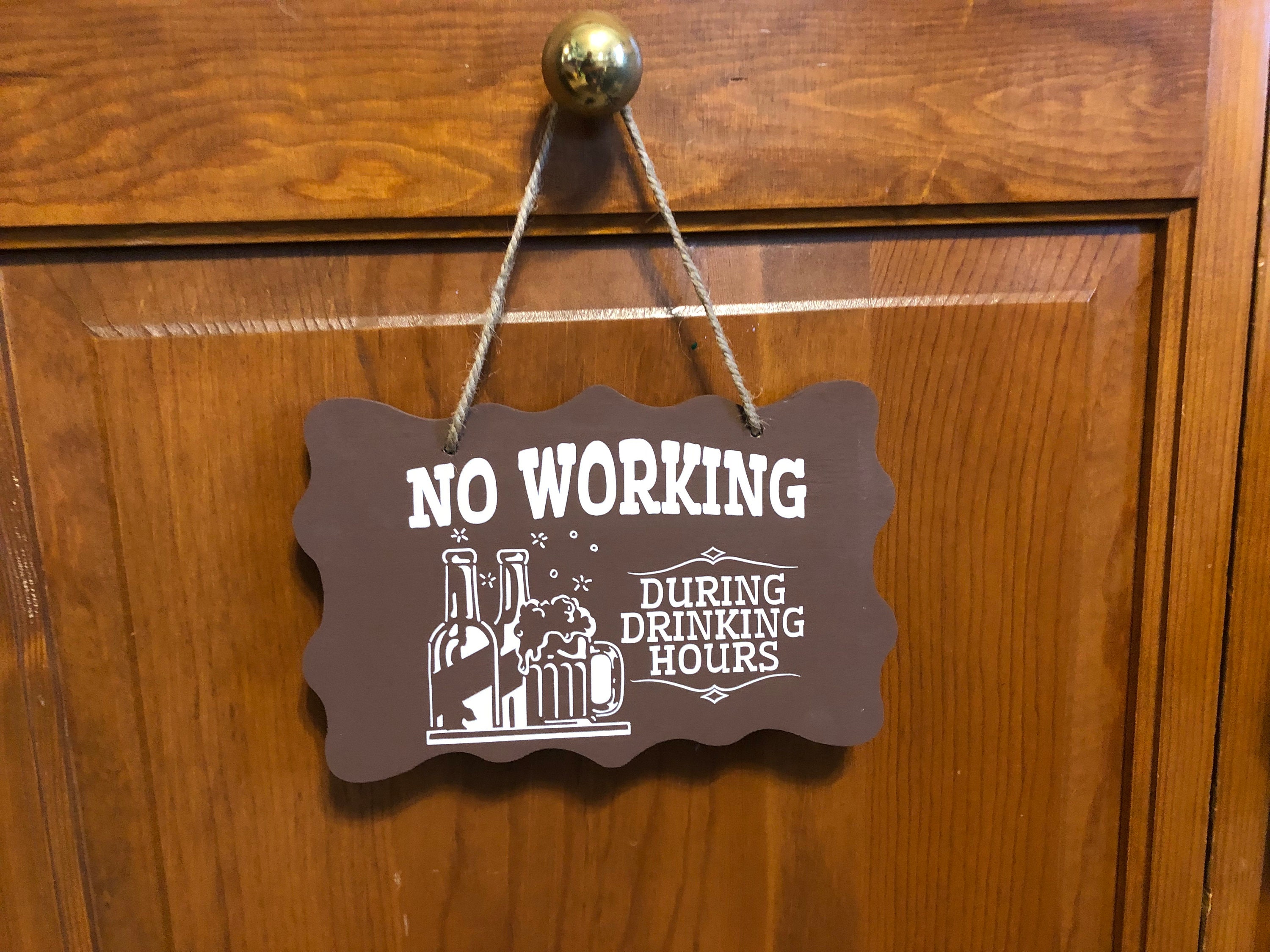 Panneau En Tôle Reproduit – No Working During Drinking Hours – 11x8 Pouces