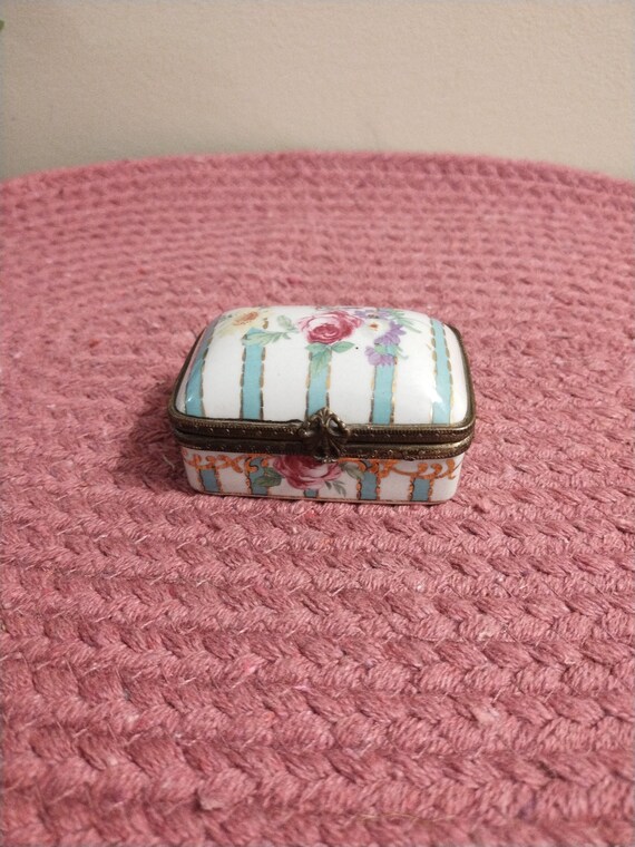 Porcelain Vintage Small Trinket Box