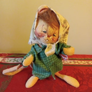 A Vintage Annalee "Cleaning Day" Mouse Figurine