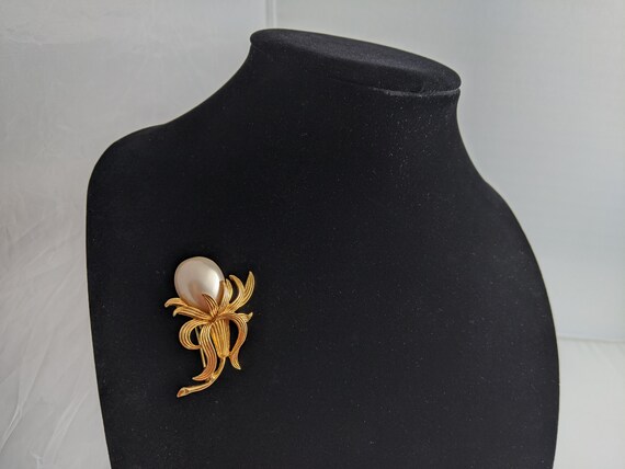 PEARL FLOWER Brooch Vintage 1960's Dimensional Fa… - image 2