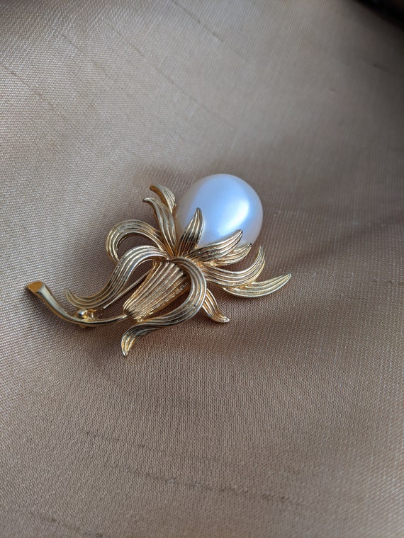 PEARL FLOWER Brooch Vintage 1960's Dimensional Fa… - image 6