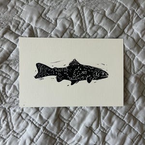 Truite imprimée à la main - Impression d'art poisson 4 x 6 - Art mural truite linogravure - Décoration de cabine de pêche - Cadeau fait main pour pêcheur ou amoureux de la nature