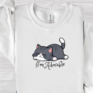 Sudadera de gato kawaii, regalo adorable para amantes de los gatos, ropa de anime &quot;Soy adorable&quot;, suéter gráfico acogedor para amantes de los gatos, sudadera de cuello redondo