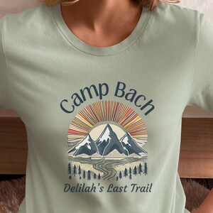 Vintage Camp Bachelorette Shirt, personalisiertes Camping Tee, Junggesellinnenabschied, Brautgeschenk, Outdoor Wandern Shirt, individuelle Brautjungfer Geschenke