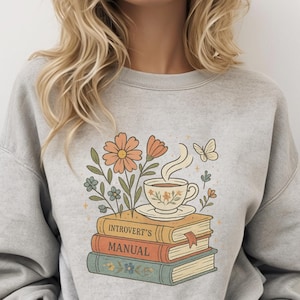 Pila de libros florales PNG, clipart acogedor de libros, arte digital introvertido para camisetas, sublimación de té y libros, diseño de libro con flores silvestres