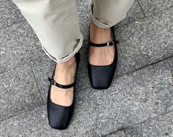 Schwarze Leder Square Toe Mary Janes: T-Strap Ballerinas