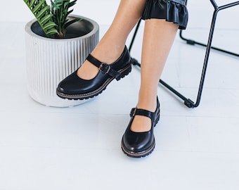 Women black leather classic Mary Jane shoes, flat chunky mary janes