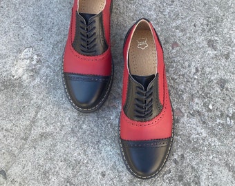 Richelieus richelieu en cuir bicolore : chaussures à nouer noires et rouges pour femmes