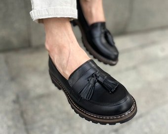Mocasines de piel negra con borlas para mujer, zapatos clásicos hechos a mano.