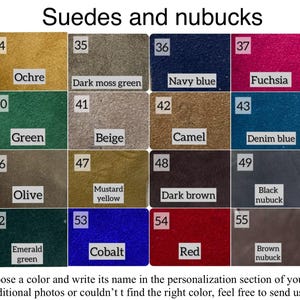 Pu&ograve; includere: Una tabella colori che mostra campioni di pelle scamosciata e nabuk in vari colori, tra cui nero, ocra, blu navy, fucsia e rosso. Ogni campione &egrave; etichettato con un nome di colore e un numero.