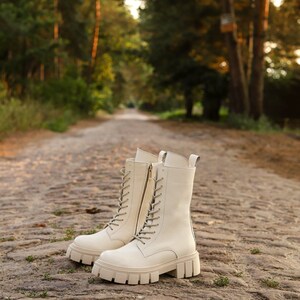 Combat high lace up women white creamy boots imagen 2