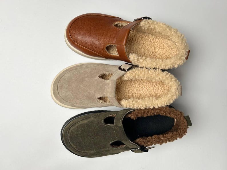 Puede incluir: Tres pares de zapatos para mujer con empeines de ante de diferentes colores y suela blanca. Los zapatos tienen una correa en la parte superior con cierre de hebilla. Los zapatos est&aacute;n forrados con un material blanco esponjoso.