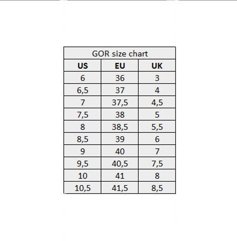 Puede incluir: Una tabla blanca con texto negro que muestra las conversiones de tallas de zapatos. La tabla incluye tallas de EE. UU., UE y Reino Unido, que van desde la talla 6 de EE. UU. hasta la 10,5, con las medidas correspondientes de la UE y el Reino Unido.