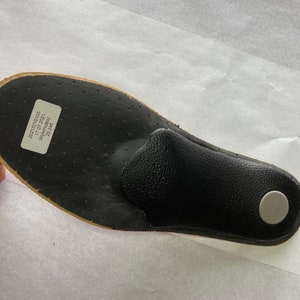 May include: Black insole with a gray circle on the heel. The insole has a label that reads "2021/07/0103 17.07.2021 Wykonawcy 20.248"