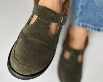 Mary Janes de ante caqui Barefoot: zapatos anatómicos con puntera ancha y forro de piel.