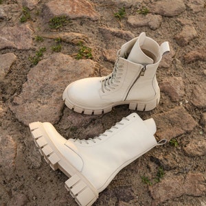 Combat high lace up women white creamy boots Bild 5